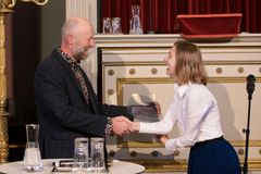 Audun Rikardsen fikk Forskningsrådets formidlingspris av statsråd for forsknings og høyere utdanning Iselin Nybø, under den nasjonale åpningen av Forskningsdagene.