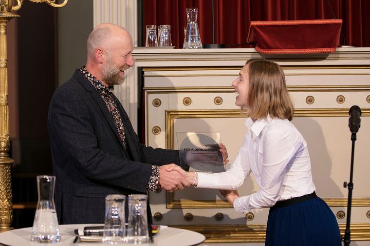 Audun Rikardsen fikk Forskningsrådets formidlingspris av statsråd for forsknings og høyere utdanning Iselin Nybø, under den nasjonale åpningen av Forskningsdagene.