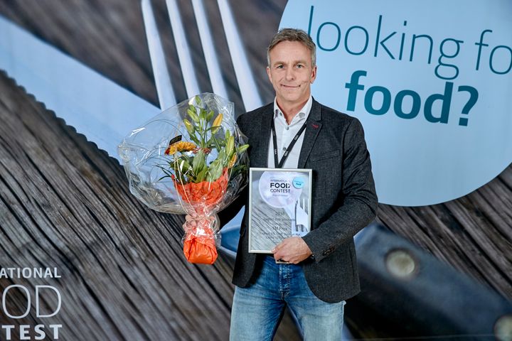 Her mottar produksjonssjefen på Frya, Bjørn Børde, æresprisen for lakrisyoghurt. Foto:International Food Contest