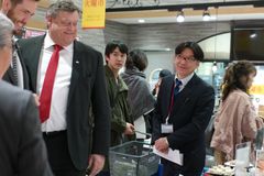 Fiskeri- og sjømatminister Harald T. Nesvik promoterte norsk sjømat på AEON, Japans største supermarked-kjede, i mars 2019. Foto: Nærings- og fiskeridepartementet