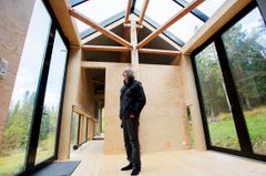 Torbjørn Sletvold i langhuset der soner med glass i vegger på begge sider, samt i taket, gir følelsen av å være ute i naturen. Foto: Glen Musk
