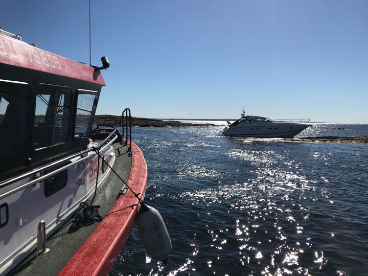 Mange grunnstøtinger. En cabincruiser gikk på grunn utenfor Tønsberg sist helg. Ifølge politiet var båtføreren beruset og hadde sovnet. Foto: Redningsskøyta Eivind Eckbo
