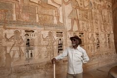 Morgan Freeman poserer foran en vegg med hieroglyfskrifter ved tempelet til Ramses 3 ved Medinet Habu i Luxor, Egypt. Foto: National Geographic Channels/Seth Nejame