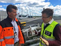 Direktør for flysidedrift ved Oslo lufthavn, Henning Bråtebæk diskuterer dronebruk med Anders Martinsen, daglig leder for UAS Norway. (Foto: Avinor)