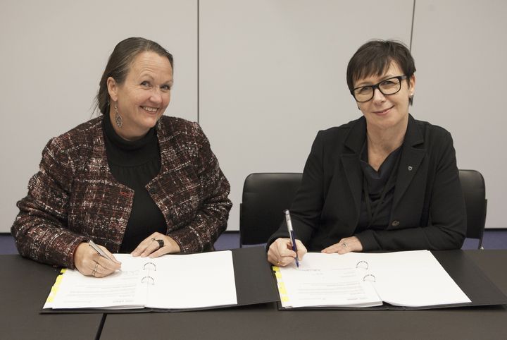 Cat Holten (Altinn) og Tone Marie Nybø Solheim (KS) underskriver avtalen. Foto: KS