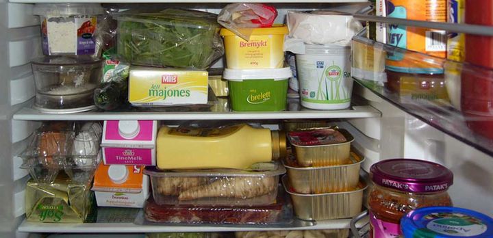 Et stappfullt kjøleskap gir mindre luftgjennomstrømning og temperaturen kan lett bli for høy. Foto: Mattilsynet