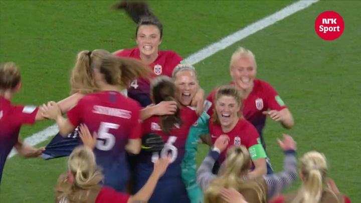 Det norske kvinnelandslaget kunne juble over seieren i åttendedelsfinalen lørdag, etter krevende ekstraomganger og en nervepirrende straffesparkkonkurranse. Foto: NRK