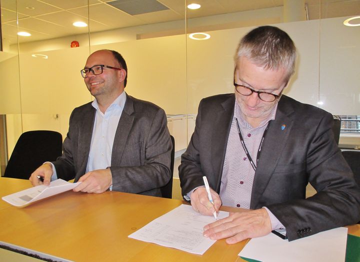 Signering med Ivar Galaaen for AF Gruppen og Thorbjørn Thoresen, direktør I Forsvarsbygg.