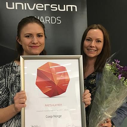 Lise Mette Kjellberg, kommunikasjonssjef i Coop Norge Handel, og Jenny Henden Wærum, HR-partner i Norsk Butikkdrift,  tok i mot prisen på vegne av Coop Norge.