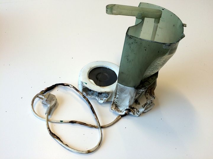 TOK FYR: Denne kaffetrakteren var av den gamle sorten – uten lysbryter eller tidsbryter. Den forårsaket brann i en hytte. Foto: Frende Forsikring