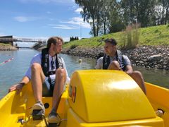 Rådgiver i Redningsselskapet, Anders W. Økstad og Abid Raja tar seg en tur med pedalbåten mens de diskutererviktigheten av sjøvettkunnskap hos barn og unge.