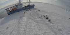 UNIS, Universitetssenteret på Svalbard, på tokt langs iskanten. Bildet er tatt fra drone. Foto: Sebastian Sikora, UNIS Logistics