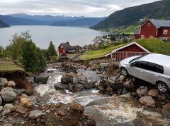 Kraftig regnskyll førte til flom i Utvik i juli 2017. Brulandselva tok nytt løp og ga store ødeleggelser i bygda. 
Foto: Øystein Nøtsund, NVE.