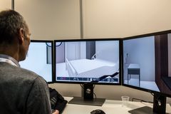 3D-modellen projiseres videre over på skjermvegger eller direkte i VR-briller som gir brukerne romfølelse. Inne i modellen fremstår brukerne som avatarer  og kan møte andre brukere som er på befaring. Foto: COWI