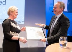 Finansminister Siv Jensen delte ut Bedre stat-prisen til Tolletaten på Styringskonferansen. Foto: Torstein Bøe / 
NTB