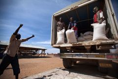 Nobels fredspris til Verdens matvareprogram? WFP er på listen til PRIO-direktør Henrik Urdal i år. Dette bildet er fra Shangil Tobaya i Nord-Darfur (2014). Foto: Albert Gonzalez Farran / UNAMID.
