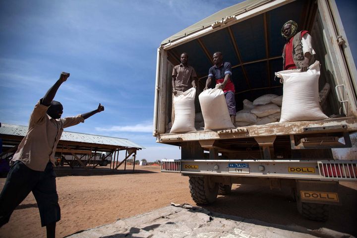 Nobels fredspris til Verdens matvareprogram? WFP er på listen til PRIO-direktør Henrik Urdal i år. Dette bildet er fra Shangil Tobaya i Nord-Darfur (2014). Foto: Albert Gonzalez Farran / UNAMID.