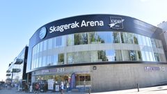Tribunetaket på Skagerak Arena i Skien bekles med nærmere 6000 kvadratmeter solceller som gir kortreist strøm til nabolaget og innsikt i morgendagens kraftnett med plusskunder og batterilagring.