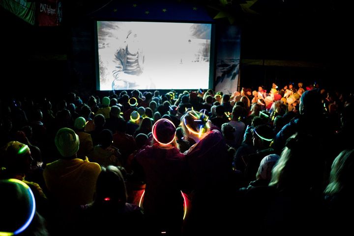 Utendørsamfi: Under Fjellfilm vises fjellfilmer utendørs når mørket faller på. Foto Eivind Haugstad Kleiven/Fjellfilm