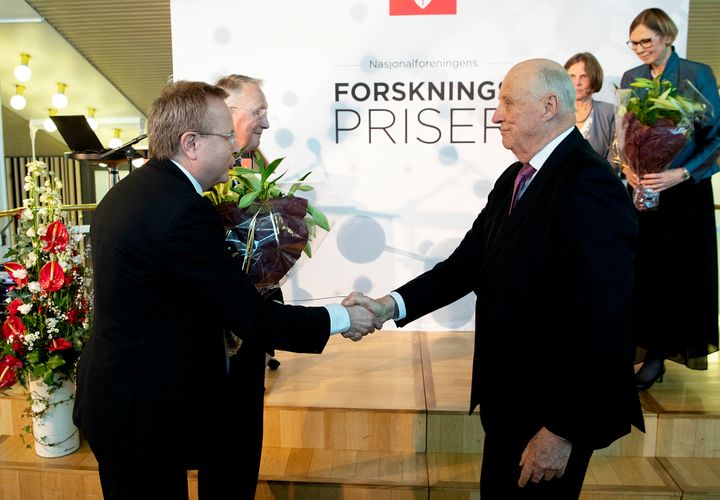 Torbjørn Omland mottar hjerteforskningsprisen av Kongen. Foto: Paal Audestad