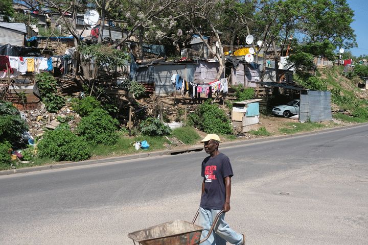 Sør-Afrika, som regnes som et mellominntektsland, er på verdenstoppen i ulikhet. 13,9 prosent av sørafrikanerne mange bor i uformelle boliger, som her i Durban.