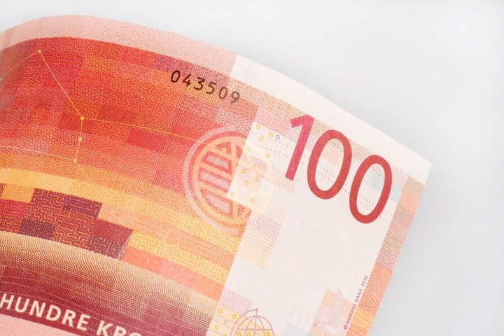 Nye 100- og 200-kronesedler vil være i sirkulasjon fra 30. mai 2017. Samme ettermiddag er de nye sedlene tilgjengelige i en rekke Nokas minibanker. (Foto: Norges Bank)