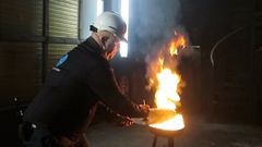 Ha alltid et lokk klart til å slokke brann hvis du tilbereder mat med matolje eller smult. Lokket vil stoppe lufttilførselen til brannen, forklarer fagsjef Terje Hagelund ved If Sikkerhetssenter. (Foto: If)