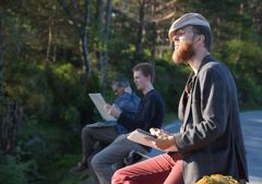 Øde og Jan-Ove studerer et Hertervigsk landskap (fra episode 1).