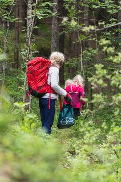 Cecilie Skog og døtrene hennes plukker søppel i skogen.