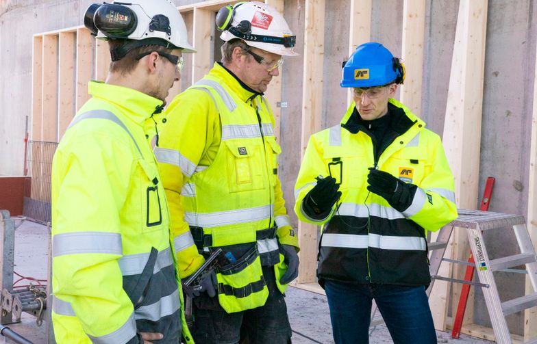 Stian Aldrin, daglig leder i Minuendo, og to av AF-tømrerne Trond Vigstad og Marius Kløften tester det nye hørselsvernet. Foto: AF Gruppen
