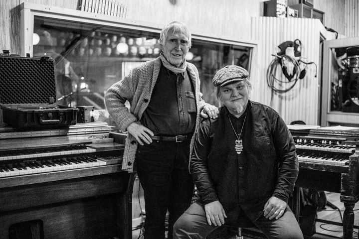Alf Cranner og Knut Reiersrud Band har lagd albumet Presang, som gir nytt liv til noen av Cranners aller største viser. Foto: Grappa Musikkforlag
