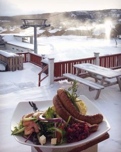 Utsikt fra Nystua Kafé på Skeikampen hvor det serveres lokale pølser og hjemmelaget mat.