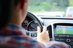 Unge sjåfører er ofte hissig og stresset når de kjører bil. Urovekkende, advarer forsikringsbransjen. Foto: Pixabay.