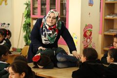 En lærer i Palestina er kurset til "trygghetsinstruktør" av Norsk Folkehjelp. Her underviser hun jenter på en barneskole. Foto: Colin Bent/Norsk Folkehjelp