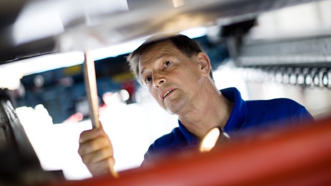 Er du usikker på bilens tekniske tilstand bør du ta en sjekk av bilen enten på et verksted eller på et NAF-senter. (Foto: NAF)