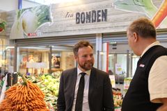 Næringsminister Torbjørn Røe Isaksen besøkte kjøpmann Claus Richard Eriksen hos Spar Tåsen.
Foto: Trond Viken, NFD