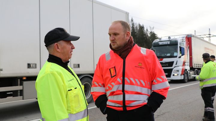 Samferdselsminister Jon Georg Dale under tungbilkontroll på Taraldrud trafikkstasjon i oktober. Foto: Frøydis Tornøe/Samferdselsdepartementet