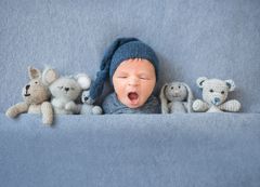 Fødselsattesten, som tidligere ble sendt til nybakte foreldre i posten, er nå erstattet med en digital fødselsbekreftelse i Altinn. (Foto: Shutterstock / NTB Scanpix)