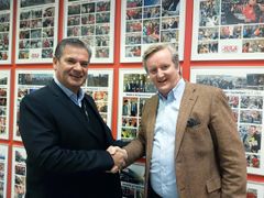 På bildet: Administrerende direktør Per Jacobsen i Jula Norge AS (t.v.) og salgsdirektør Retail Lars Anderssen i Nokas ser frem til å rulle ut autoCash løsningen i samtlige Jula Norge butikker i løpet av 2017.