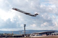 Et SAS-fly tester Oslo lufthavn ett år før den offisielle åpningen. (Arkivfoto: Avinor)