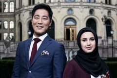 NRKs programledere Fredrik Solvang og Faten Mahdi Al-Hussaini. Foto: NRK