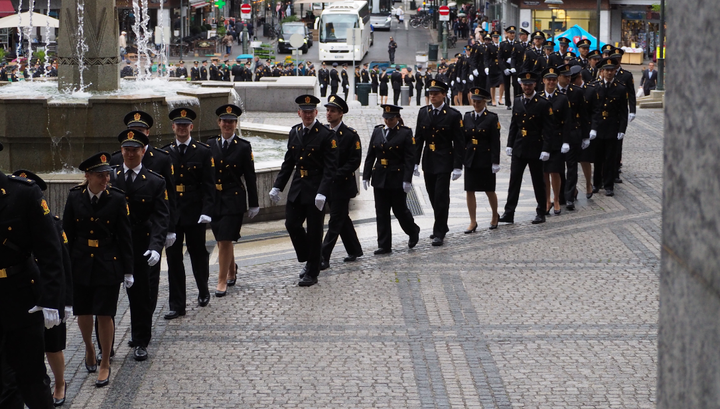 KANDIDATER PÅ REKKE OG RAD: Nyutdannet politi på vei inn til avslutning i Oslo rådhus i juni 2018. De beste talentene må velges fra hele befolkningen, både kvinner og menn. Det gjelder også politiet. Foto: Naledi Forbord