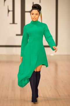 Amerikanske youtuberen Michelle Khare, den korteste modellen på catwalken noen gang!