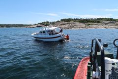 PÅ GRUNN: 251 båter måtte i løpet av sommeren ha bistand fra redningsskøytene til å bli trukket av grunn. Her er RS «Horn Rescue» i aksjon 8. juli.