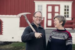 Tore Hammer og Kari Saxevik på Karlslyst gård i Hommelvik har satt i stand flere bygninger på gården. I tillegg til ordinær gårdsdrift, har de skapt en kulturarena for lokalbefolkningen. (Foto: Tom Gustavsen)