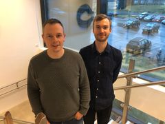 Emil Dale Bjørlykhaug og Lars Giske har jobbet med sine doktorgradsavhandlinger på arbeidsplassen sin hos Optimar gjennom forskningsprosjektet «Robotisert vasking av lakseslakteri».