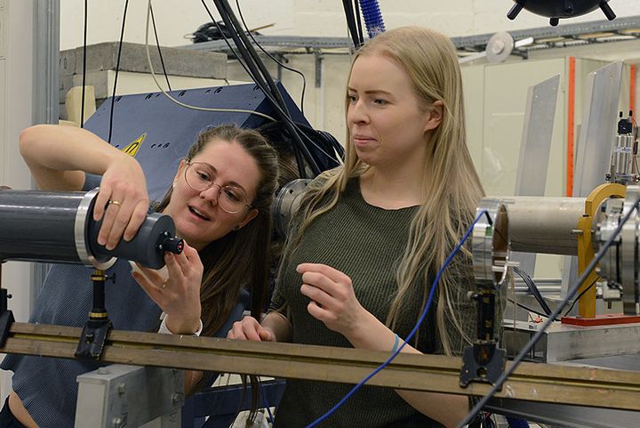 Stipendiat Anne Marit Rykkelid og masterstudent Vera Helene Tormodsrud bestråler kreftceller med protoner på Oslo-syklotronen. Foto: Hilde Lynnebakken/UiO