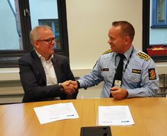 Eirik Håstein, produktdirektør for FINN motor, og Jan Eirik Thomassen, politiinspektør i Oslo politidistrikt, er godt fornøyd etter signering av den nye avtalen.