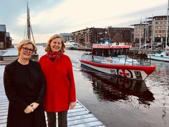 Rikke Lind (t.v.) og Berit Svendsen (t.h.) mener samarbeidet mellom RS og Telenor Kystradio er et godt eksempel på hvordan optimal utnyttelse av samfunnets ressurser bidrar til å styrke sjøsikkerheten, kystberedskapen og tryggheten for de sjøfarende.