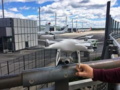 Bruk av drone nærmere enn fem kilometer fra en flyplass er ulovlig. (Foto: Avinor)
